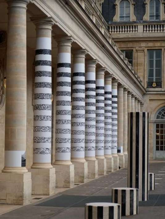 Installation éphémère de LMDZ (Le Module de Zeer), dans la cour d'honneur du palais royal face aux colonnes de Buren (Photo de Jean Faucheur)